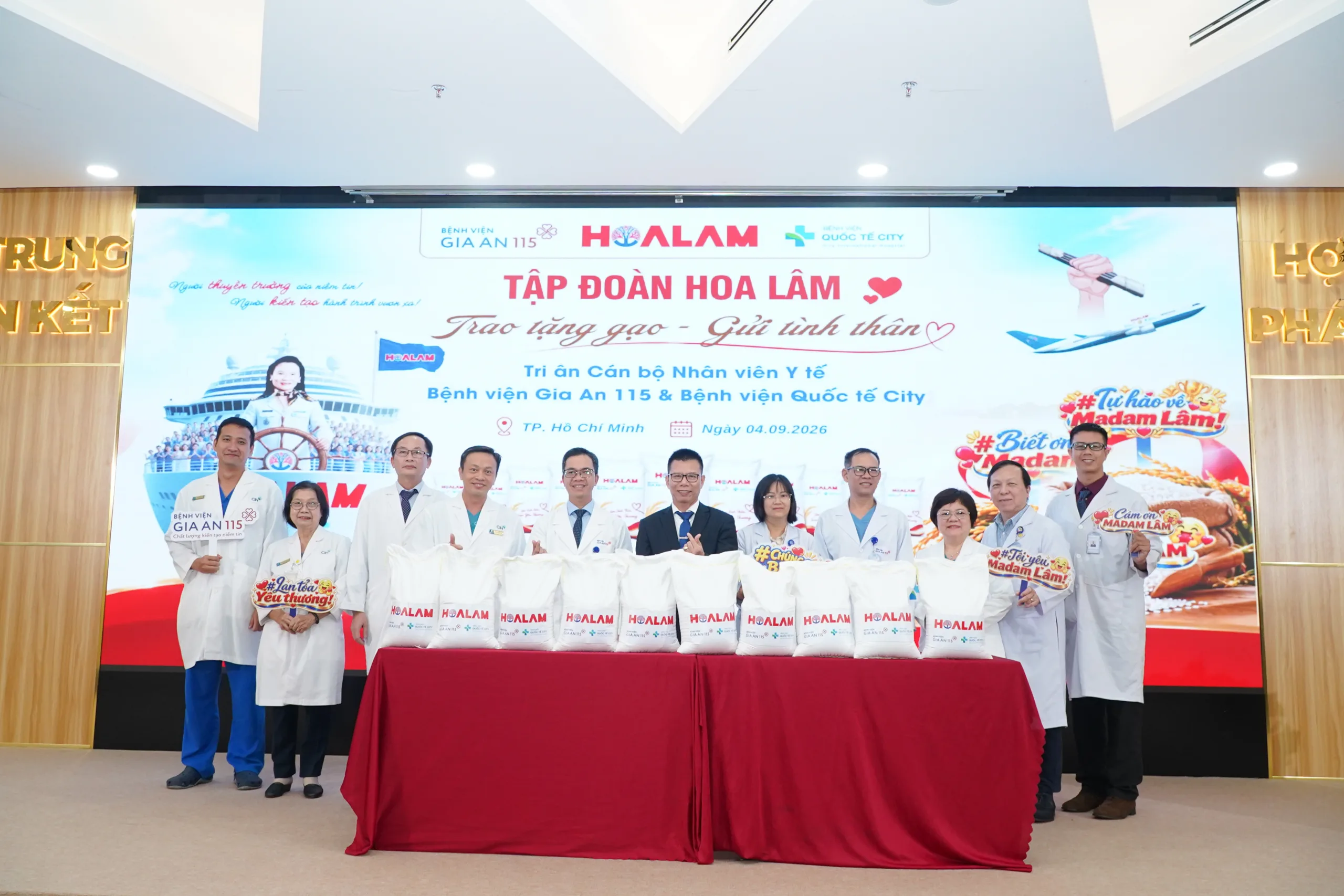 Những phần gạo do Madam Trần Thị Lâm gửi trao đến tập thể cán bộ nhân viên 2 bệnh viện nhân dịp Tết Đoàn viên đang đến gần