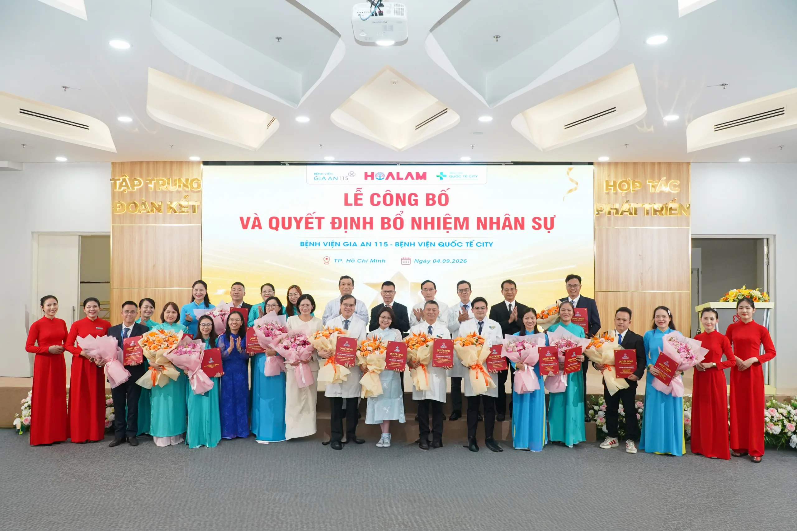 Buổi lễ công bố và trao quyết định bổ nhiệm cho nhiều cán bộ, nhân viên của hai bệnh viện