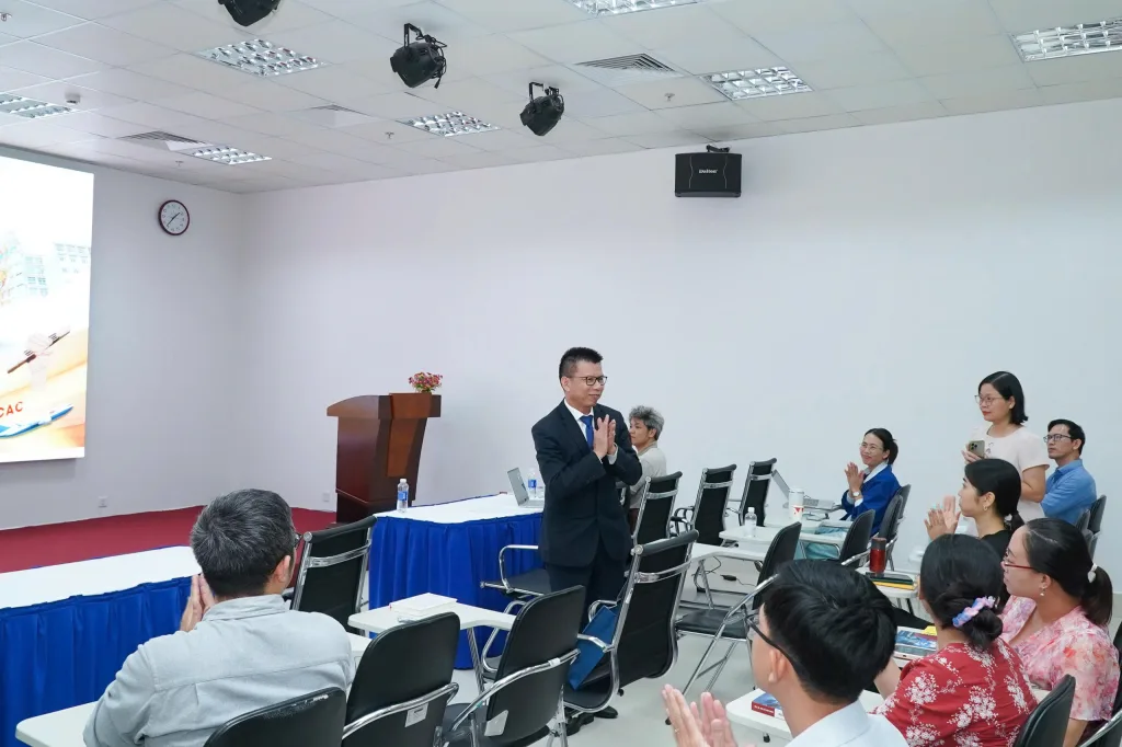 ThS. BS. Trần Quốc Thành - Giám đốc Điều hành Bệnh viện Gia An 115 và Bệnh viện Quốc tế City; Phó Chủ tịch Thường trực Chi hội Bệnh viện Tư nhân TP.HCM và Khu vực phía Nam; Phó Chủ tịch Thường trực Hội Khoa học Sức khỏe TP.HCM; Ủy viên Ban Chấp hành Hội Doanh nghiệp phường An Lạc.