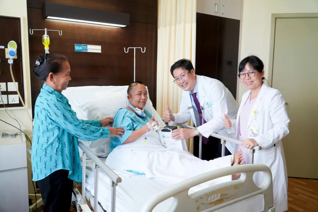 Người bệnh từng bước hồi phục sau điều trị nhồi máu não diện rộng sau thai lưu tại Bệnh viện Quốc tế City.