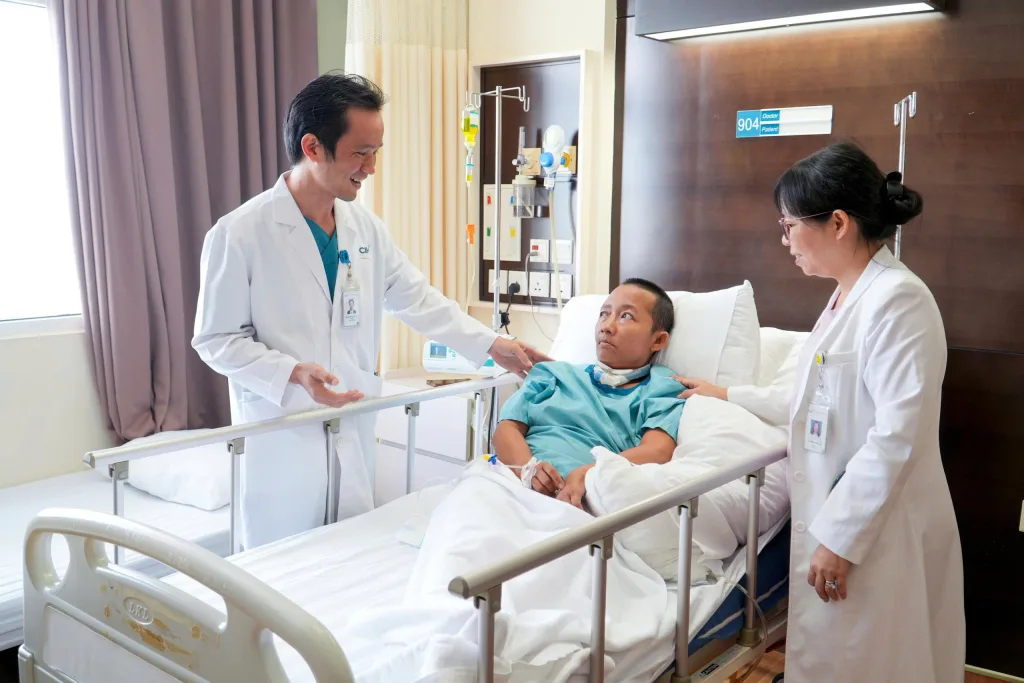 Bác sĩ thăm khám, đánh giá tình trạng và dặn dò người bệnh trước khi xuất viện sau quá trình điều trị nhồi máu não diện rộng sau thai lưu