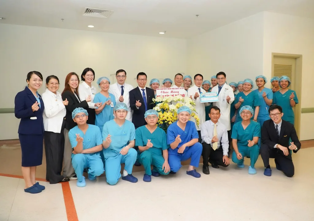 ThS.BS. Trần Quốc Thành – Giám đốc Điều hành Bệnh viện Gia An 115 và Bệnh viện Quốc tế City, BS.CKII. Đặng Quang Thuyết – Phó Giám đốc Y khoa, ThS.BS. Trần Như Hải – Trợ lý Cấp cao Ban Giám đốc cùng đại diện Ban Lãnh đạo bệnh viện đã đến thăm, tặng hoa và gửi lời chúc mừng đến đội ngũ Khoa Gây mê hồi sức