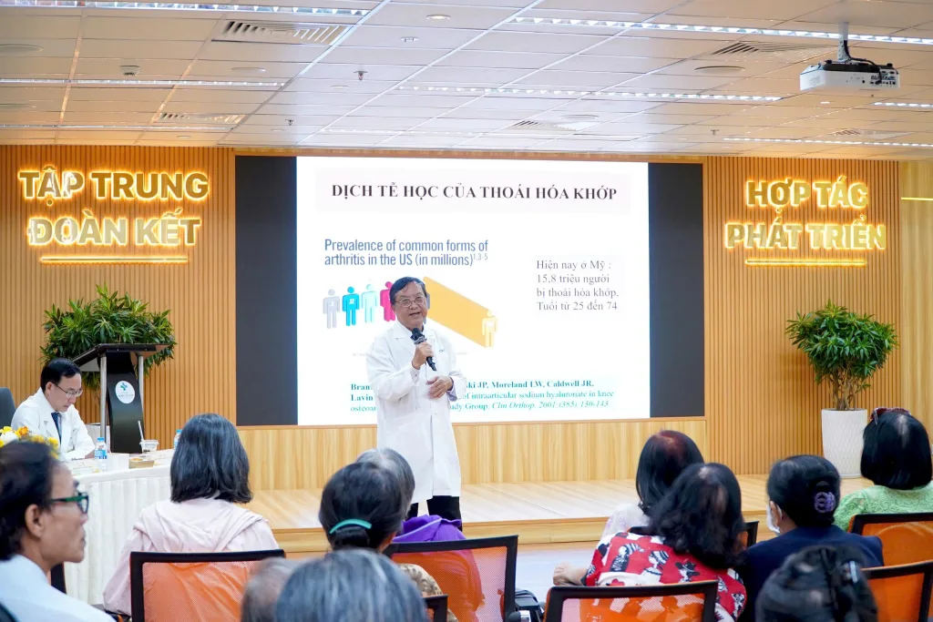 TS. BS. Phạm Chí Lăng – Trưởng Khoa Chấn thương Chỉnh hình Bệnh viện Quốc tế City, Phó Chủ tịch Hội Thay khớp TP.HCM chia sẻ chuyên đề 1