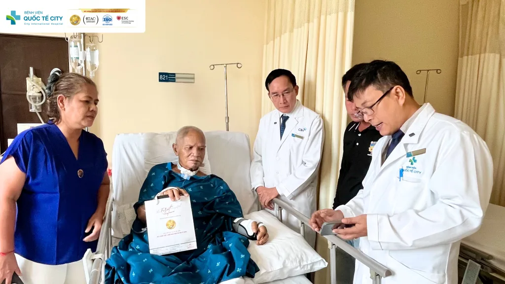 BS.CKI. Nguyễn Văn Tịnh, bác sĩ Chấn thương chỉnh hình, thăm hỏi người bệnh và gia đình trước ngày xuất viện.