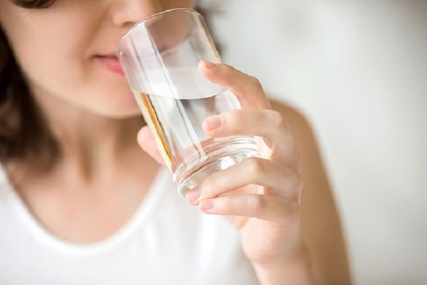 Có thể uống nước xóc đau bụng nhưng không thấy triệu chứng gì đau không?
