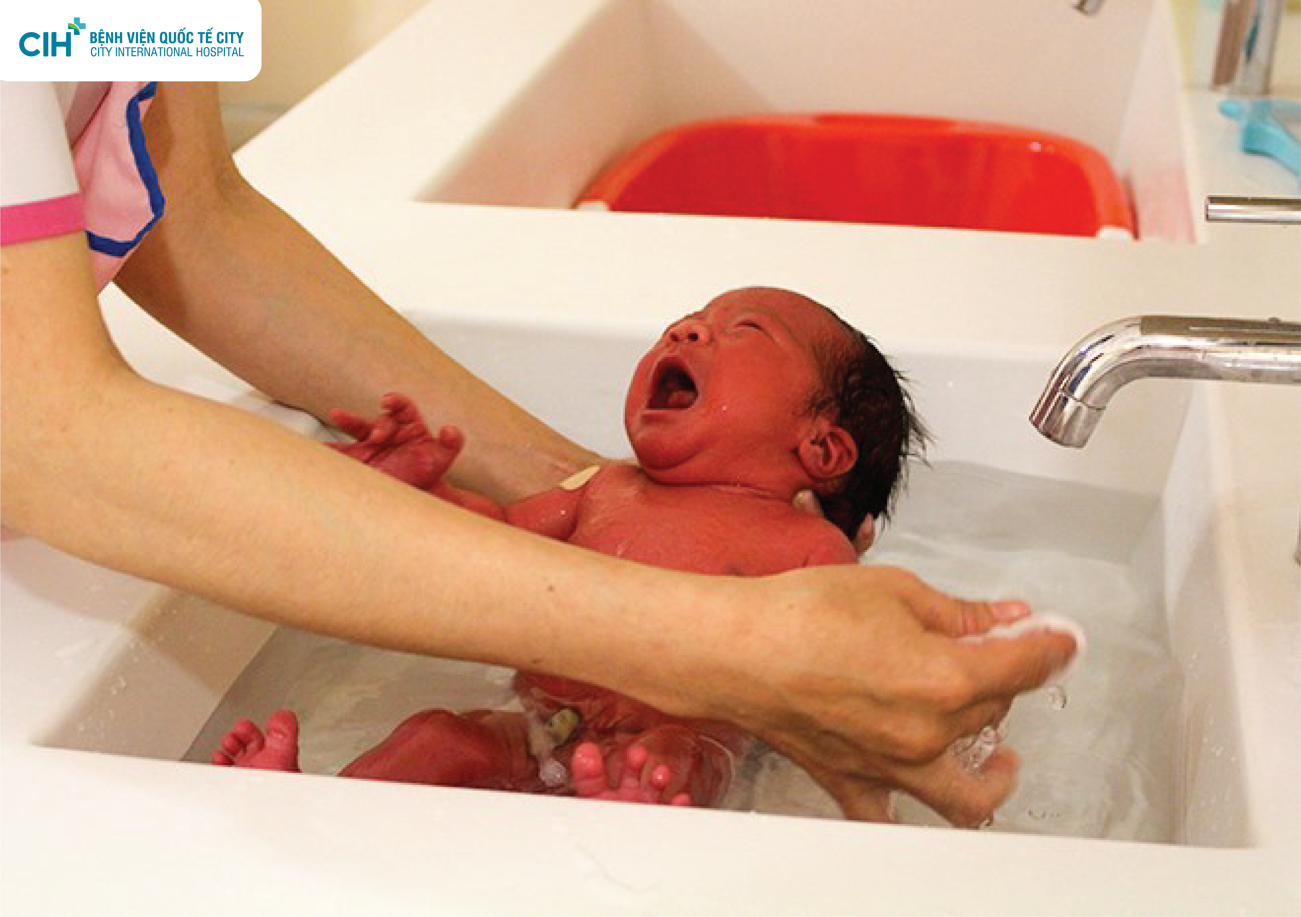 Khoảnh khắc đẹp của bé sơ sinh lần đầu tiên chạm nước