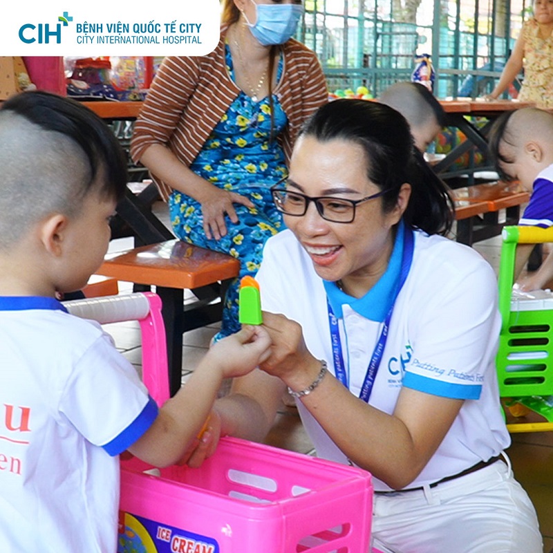 Bệnh viện CIH thăm và tặng quà cho trẻ em ở Mái ấm An Lạc