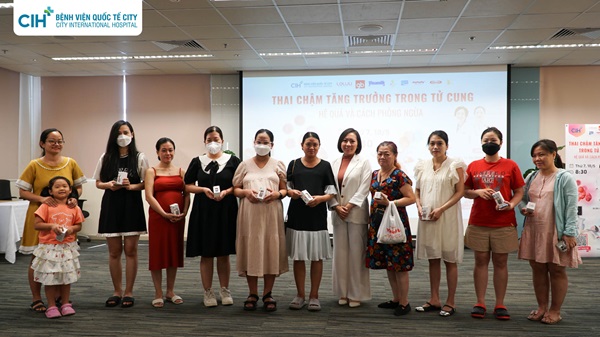 Hơn 100 mẹ bầu tham dự hội thảo tiền sản tháng 5