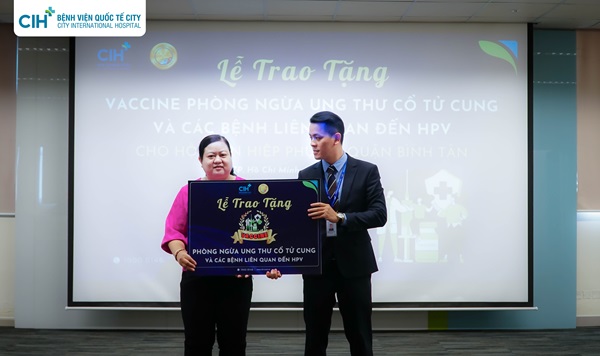 Tặng vaccine ngừa ung thư cổ tử cung cho Hội HLPN quận Bình Tân