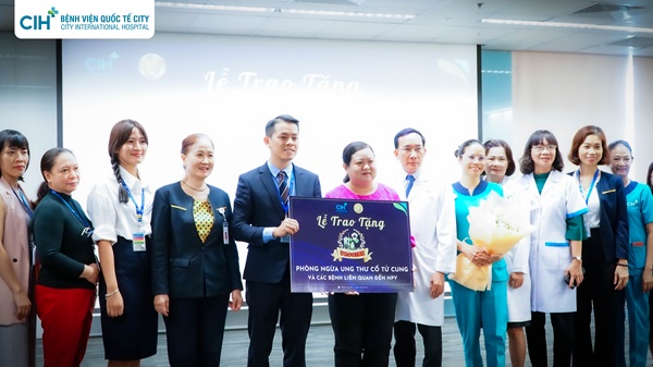 Tặng vaccine ngừa ung thư cổ tử cung cho Hội HLPN quận Bình Tân