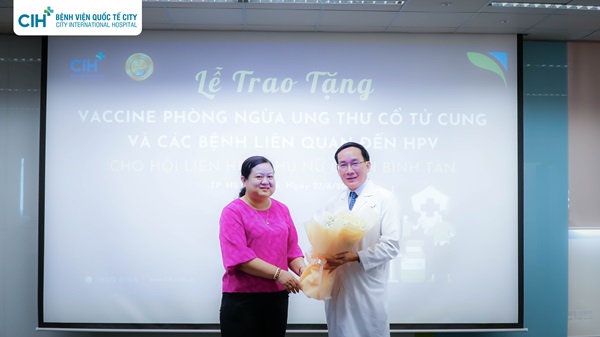 Tặng vaccine ngừa ung thư cổ tử cung cho Hội HLPN quận Bình Tân