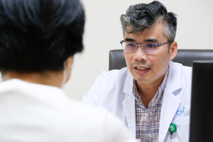 ThS. BS. Nguyễn Văn Khoa tư vấn bệnh nhân