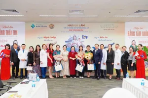 Ban lãnh đạo Tập đoàn Hoa Lâm, Bệnh viện Quốc tế City và Bệnh viện Gia An 115 chụp hình lưu niệm cùng Ban lãnh đạo Công ty CSL Travel & Tours