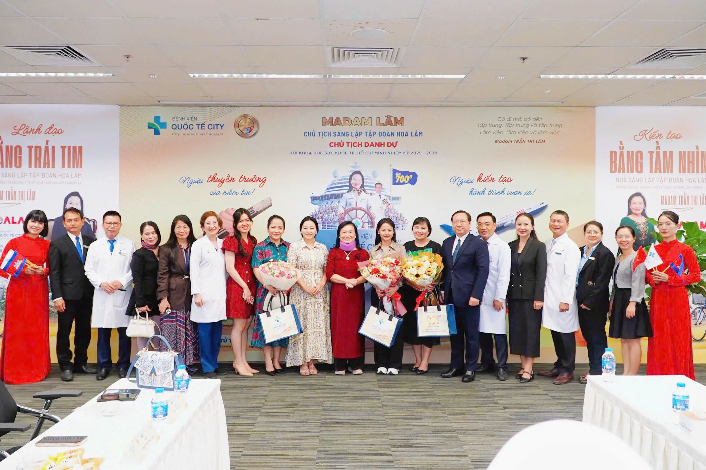 Ban lãnh đạo Tập đoàn Hoa Lâm, Bệnh viện Quốc tế City và Bệnh viện Gia An 115 chụp hình lưu niệm cùng Ban lãnh đạo Công ty CSL Travel & Tours