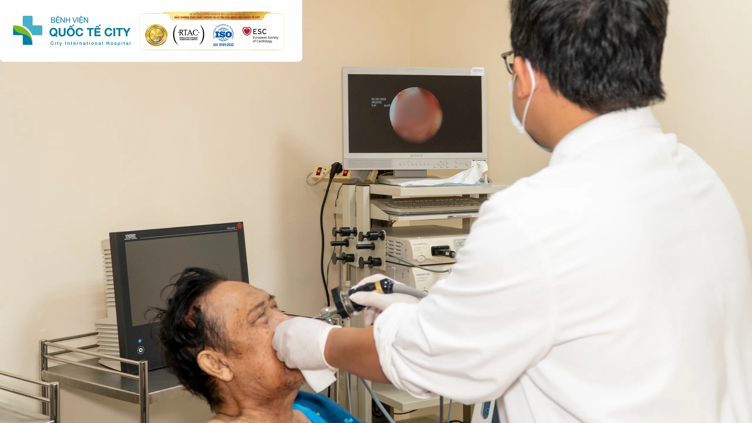 Bác sĩ Trung tâm Tai Mũi Họng chuyên sâu và Phẫu thuật Đầu Cổ, Bệnh viện Quốc tế City thực hiện chẩn đoán tình trạng bệnh bằng nội soi mũi xoang