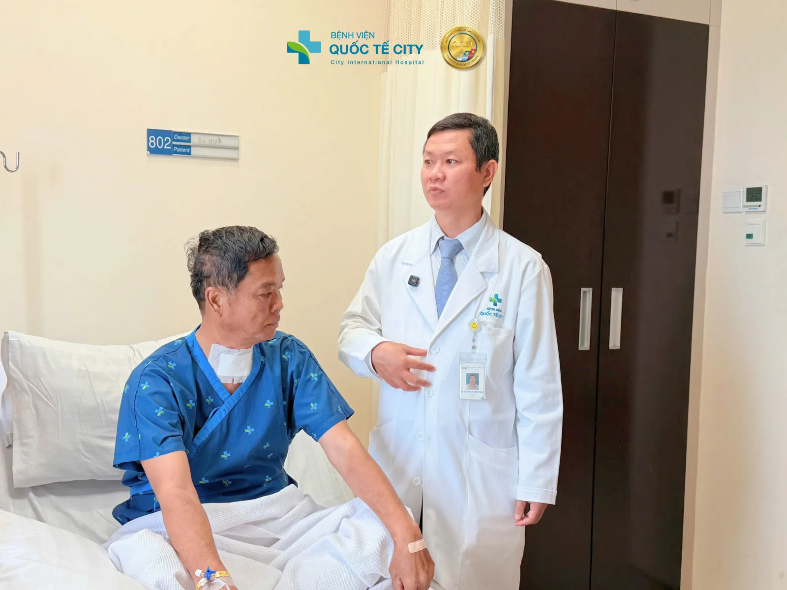 Trong cùng một lần phẫu thuật, ê-kíp đã tiến hành: Cắt thùy trái tuyến giáp để điều trị u lành tuyến giáp, phẫu thuật nội soi cắt túi mật 