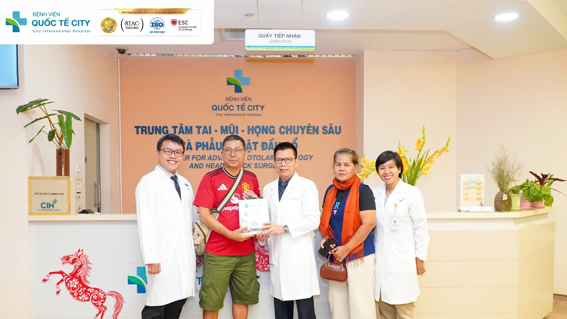 Ban Giám đốc Bệnh viện và đội ngũ bác sĩ Trung tâm Tai Mũi Họng Chuyên sâu và Phẫu thuật Đầu Cổ chụp ảnh lưu niệm cùng người bệnh trong ngày tái khám.