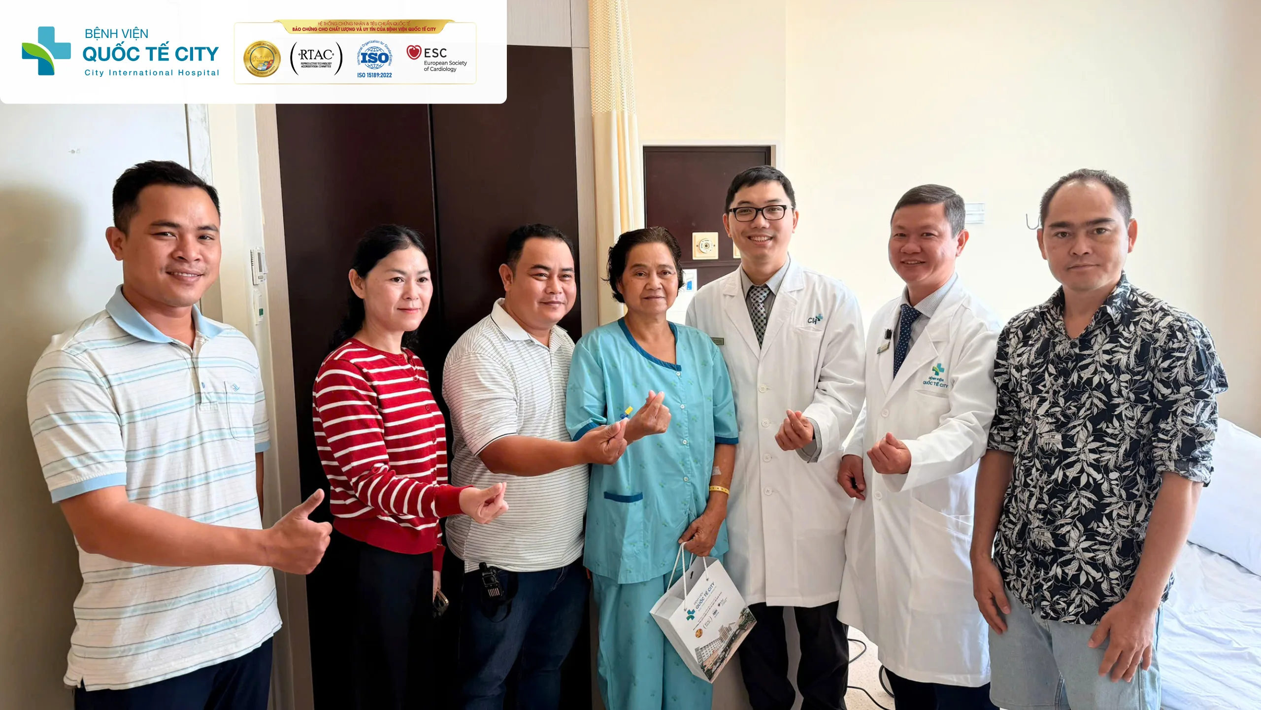 Đội ngũ bác sĩ Khoa Ngoại tổng quát, Bệnh viện Quốc tế City chụp hình lưu niệm cùng bệnh nhân và gia đình