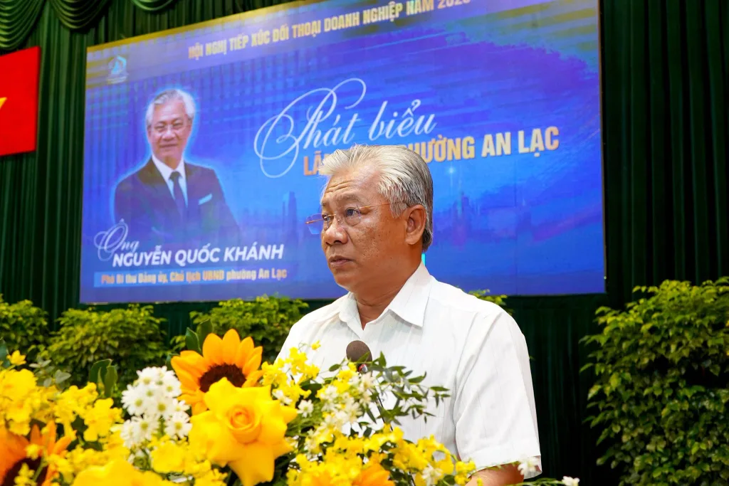 Đồng chí Nguyễn Quốc Khánh - Phó Bí thư Đảng ủy, Chủ tịch UBND phường phát biểu.